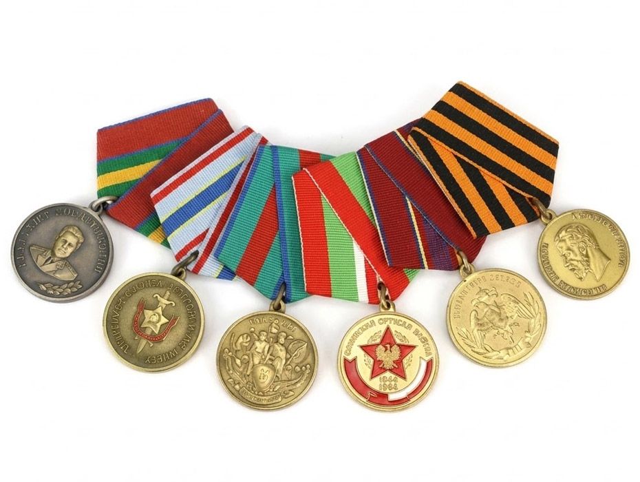 Een verzameling van op maat gemaakte militaire en herdenkingsmedailles met gedetailleerde ontwerpen en kleurrijke linten.