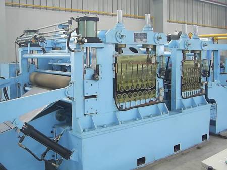 Máy căn chỉnh cấp độ tốt của máy cắt đến chiều dài: Các trục trên và dưới nén để làm mịn tấm thép.