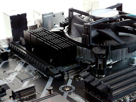 マザーボードに取り付けられ、高密度アルミフィン設計のSSDヒートシンク。