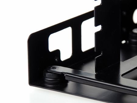 Eingebaute stoßdämpfende Pads, um Vibrationen zu verhindern, die sich auf den Festplattenbetrieb auswirken können.