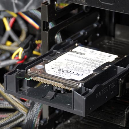 Ajoutez une application pour un emplacement de disque dur de 3,5 pouces qui permet l'utilisation de disques durs de 2,5 pouces à cette position.