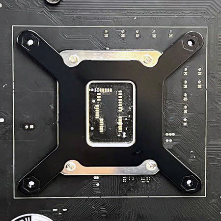 組裝於INTEL LGA1700 / 1851 主機板,精準孔位安裝。