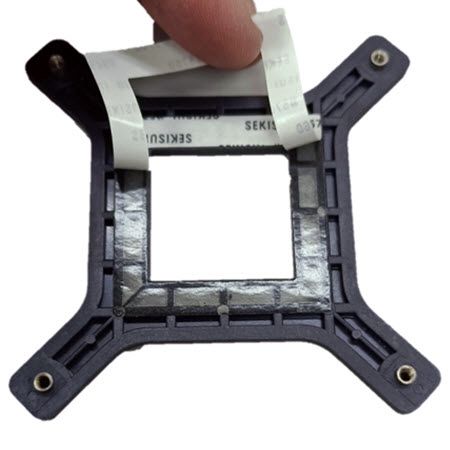 인텔 LGA775 메인보드 뒷면에 조립을 보강하고 고정하는 데 사용되는 이중면 접착 패치입니다.