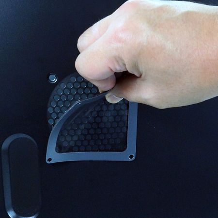 Der Filter enthält eingebaute magnetische Materialien, die direkt an Gehäusen aus Eisen haften können, was die Installation bequem macht.