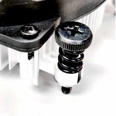 Los tornillos de resorte mejoran la estanqueidad entre la fuente de calor y el disipador de calor.