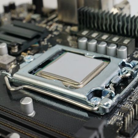 Вирівняйте термопрокладку фазового переходу з контактною поверхнею над ЦП і обережно натисніть, щоб вона щільно прилягала.