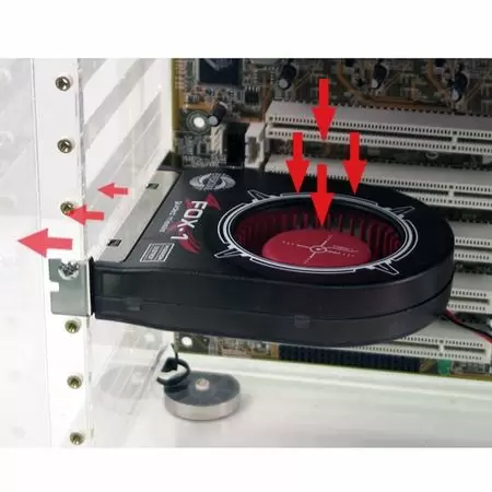 블로워 팬을 통해 흡입 및 배기 방향의 수직 특성을 활용하여 내부 열이 시스템에서 배출됩니다.