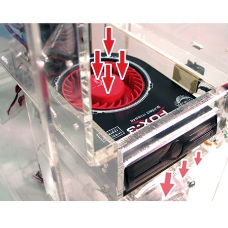 由3.5吋位置將內部系統熱源排出,降低電子元件溫度。