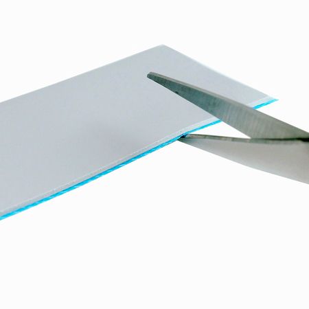 Hochleistungs-Wärmeleitpad, leicht zu schneiden mit Klebstoff auf beiden Seiten, bequem in der Anwendung.