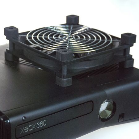 Multifunktionaler USB-Ventilator zur Kühlung von Spielkonsolen.