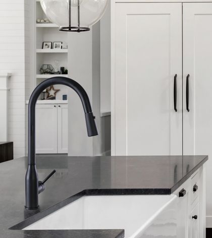 A flexibilidade da torneira de cozinha com puxar para fora permite que você lide com várias situações com facilidade.