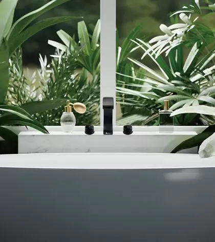 Bộ vòi ba món bằng inox cho phòng tắm.