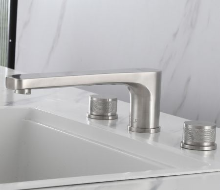 Le robinet en acier inoxydable à trois pièces dispose d'eau chaude et froide séparée pour un réglage facile de la température de l'eau.