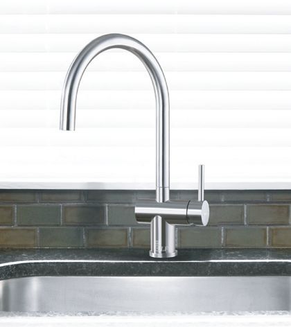 1.Stainless Steel Kitchen Faucets - 以優越的不鏽鋼打造，堅韌耐用。