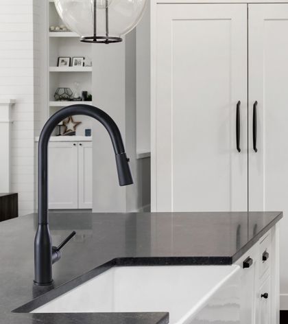 3.Stainless Steel Pull-Down Kitchen Faucets - 廚房伸縮龍頭的靈活性能讓您輕鬆應對各種情境。