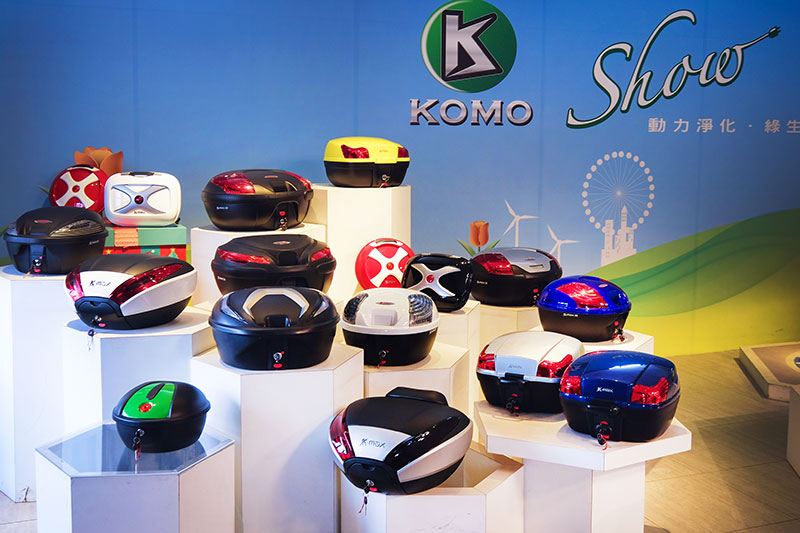 L'immagine mostra l'area espositiva creativa nella fabbrica, composta da vari abiti di plastica per scooter e ATV.