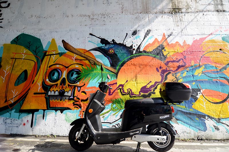 Foto callejera del scooter eléctrico "KOLA".