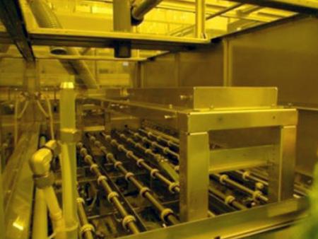 패널 산업 - 사진 노란색 빛 기계, 축, 롤러 및 기타 구성 요소 전송.