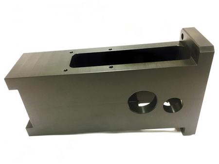 측정 장비 사용 부품: 표면 경도를 높이고 절연성을 증가시키기 위한 경질 표면 양극 산화 처리.