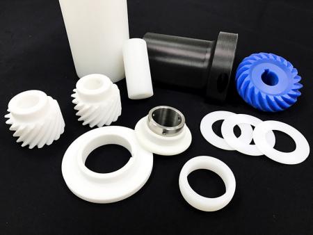 Tandwielen en rollen die veel worden gebruikt in transmissiemechanismen.