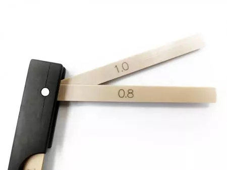 PEEK塑膠厚薄規的厚度片每支皆清楚標示刻度。