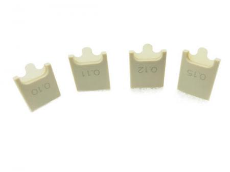 申玥CNC加工的PEEK厚薄規，最薄可加工至0.1mmT。
