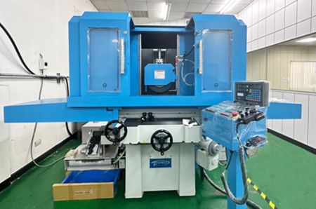 申玥成功增購一台平面磨床,可以磨金屬、塑膠,並且提供給客戶適合的加工方案。