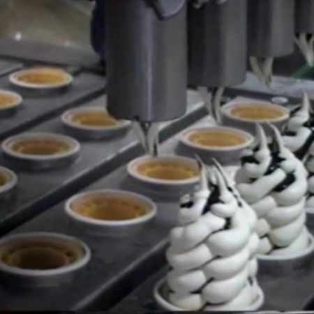 Máy tự động đổ kem vào bánh waffle