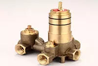 ディバーター付きの圧力バランスバルブ。
