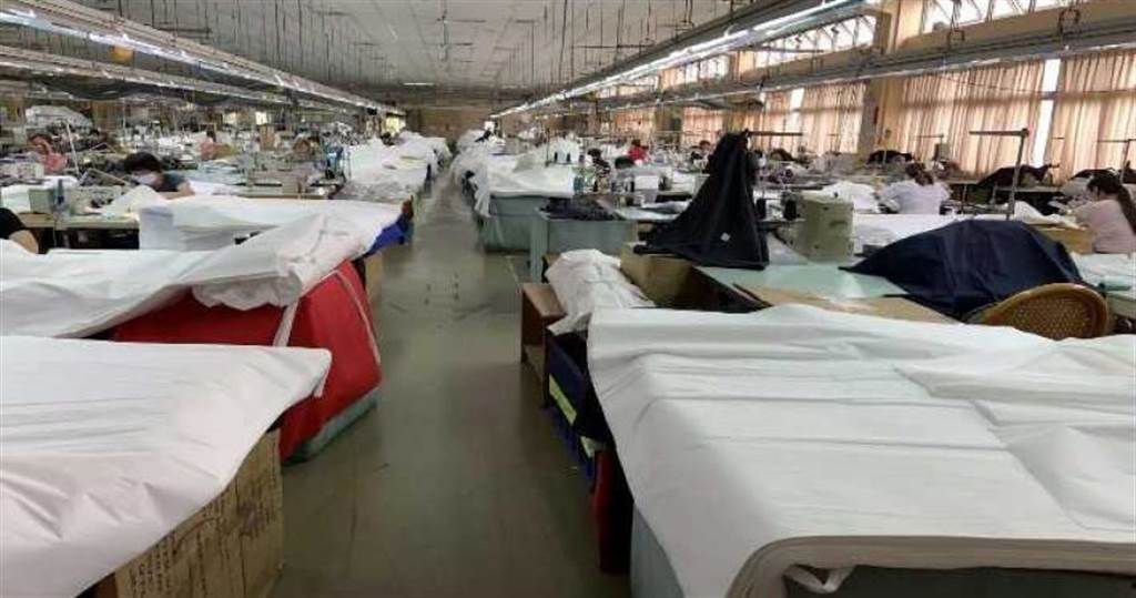三家台商於柬埔寨聯手代工生產防護衣及隔離衣，為全球防疫盡心力