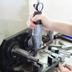 Kiểm tra khoảng cách giữa hai trục bằng xi lanh khí nén