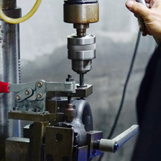 Bằng cách chuyển đổi kích thước của jig và mũi khoan, máy khoan có thể hoạt động trên bất kỳ bộ phận dụng cụ khí nén nào