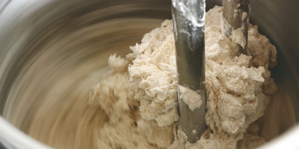 搅拌桶可左右转动产生揉、搓、捏、和、绞、扭等动作