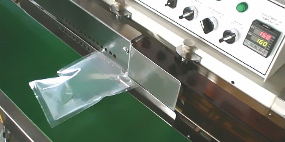 食品装袋后,将包装开口放入封口输送带封口