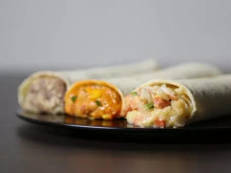 Naglilikha ng mga burritos na may iba't ibang recipe at mga sangkap sa loob