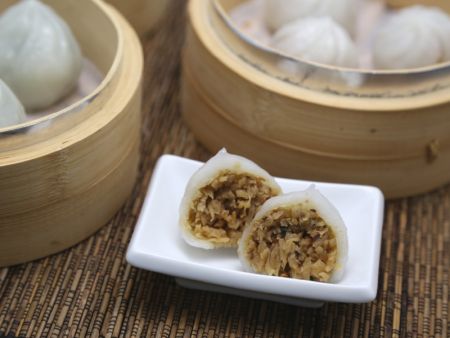 Mempertahankan tekstur renyah dan berbutir dari kol kering dan kacang panjang di dalam Dumpling Chao Zhou