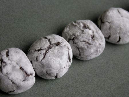 Producción en masa de galletas de chocolate crinkle