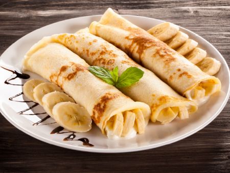 Banane und Marmelade können in die Crêpes gefaltet werden, um ungarische Palacsinta herzustellen