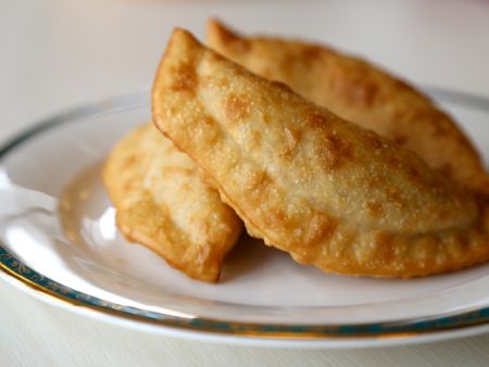 Curry puffs produced in large quantities