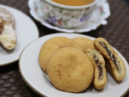 Kekse gefüllt mit einer Paste mit geringem Feuchtigkeitsgehalt