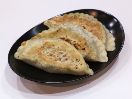 Fried leek dumpling forming image