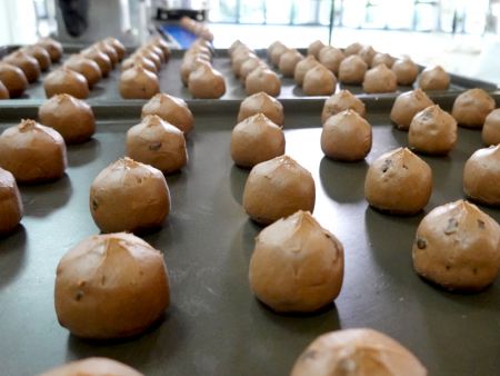 Massenproduktion von Schokoladen-Mochi-Brot