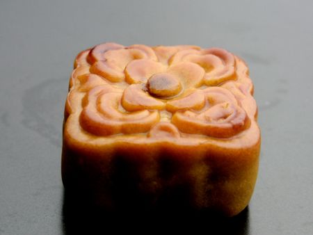 The size and pattern of the moon cake can be customized