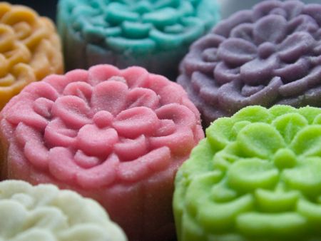از خمیرهای رنگارنگ برای تولید کیک های ماه به شکل و رنگ های مختلف استفاده کنید