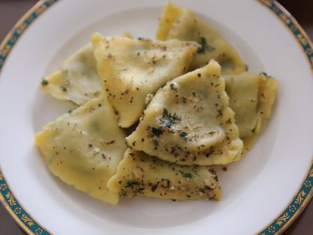 The size and shapes of the Triangular Ravioli are customizable