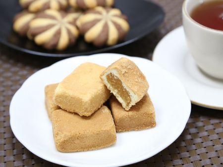 Kue Nanas dibuat dengan adonan tipis dan diisi dengan selai yang lezat