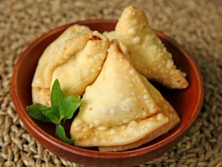 Automatically forms 3D pyramid-shaped punjabi samosas; fried wrapper recipe suggestions available