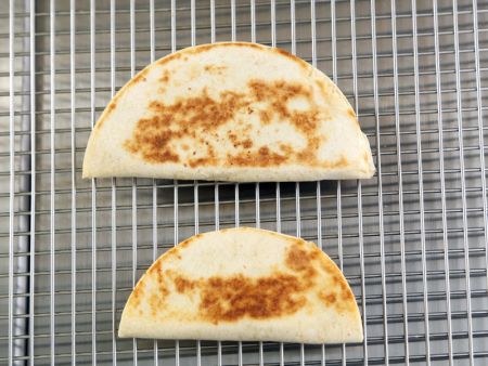 Quesadille zrobione z tortilli o średnicy 5-6 cali