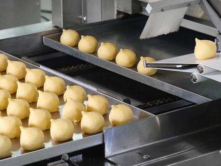 大量生産された自動機械で製造された赤豆饅頭