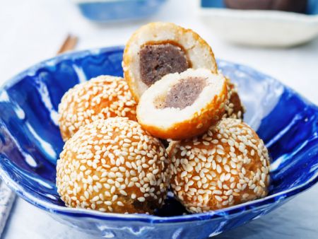 Sesame Balls coated with sesame using an automatic battering machine